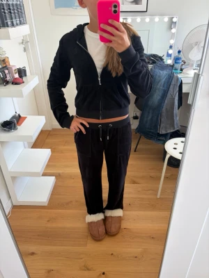 Svart juicy couture sett - Svart mjukis sett från juicy couture i barnmodell. Tröjan är i storlek 10/11 år och byxorna är i storlek 12/13 år. Använda ett par gånger men i fint skick. Byxorna är uppsydda och ganska pösiga. Hela settet för 350 kr eller byxorna för 150 kr och tröjan för 200 kr.