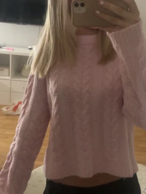 Ljusrosa kabelstickad tröja - Mysig ljusrosa kabelstickad tröja från Lager 157 i storlek XS. Tröjan har en klassisk rund halsringning, långa ärmar och ett mjukt, fluffigt material. Varm o skön!💕