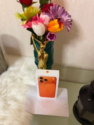 iPhone 17 Pro Max – Cosmic Orange – Ny & Oöppnad 📱✨ - Säljer en helt ny och oöppnad iPhone 17 Pro Max i färgen Cosmic Orange. Telefonen ligger fortfarande i originalförpackningen och förseglingen är kvar – aldrig öppnad eller använd.  🎁 Perfekt som present eller till dig som vill ha en helt ny telefon. 📦 Originalförpackning ✨ Helt ny / oöppnad 🧾 Kvitto finns  Säljes eftersom jag inte har användning för den.  Seriösa köpare är välkomna att höra av sig 😊