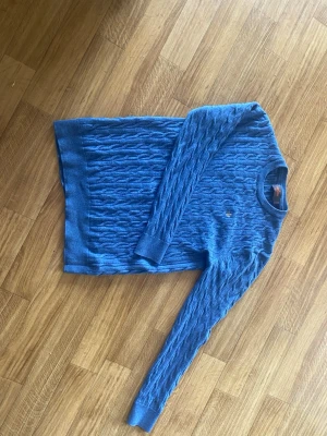 Blå Morris kofta - Säljer denna blåa Morris koftan för ett riktigt bra pris av bara 250kr. Tröjan är i storlek S men sitter väldigt tight!! Tröjan har 2 små hål vid högre arm håla och vänster ärm!! Skriv till mig ifall ni är intresserade så kommer vi överens om ett rimligt pris 
