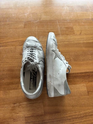 Golden Goose Superstar herr skor - En av skormarknadens största ikoner till ett brutalt pris. Välbehandlade och bara använda vid speciella sammanhang. Fåtal markeringar av användning men inget som påverkar.