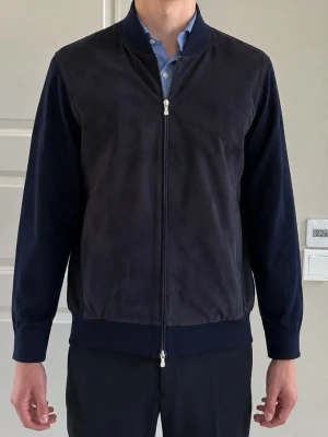 Cardigan från Gran Sasso - Säljer nu min absoluta favorit cardigan från Gran Sasso Italy. Sjukt fräsch och stilren. Passar till nästan allt. Storlek 56 vilket jag skulle säga motsvarar en L då den passar mig. Nypris går denna pärlan för ca 5799kr. Köpt för ungefär 2 år sedan. Svarar på alla frågor så bara att hojta!