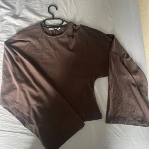 Wide sleeve tröja - Brun tröja som är vid i ärmarna och tajt i midjan, superfint skick!