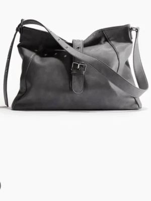 Väska från h&m - Grå väska från h&m. Har aldrig använt och är som ny. Skriv för fler bilder.
