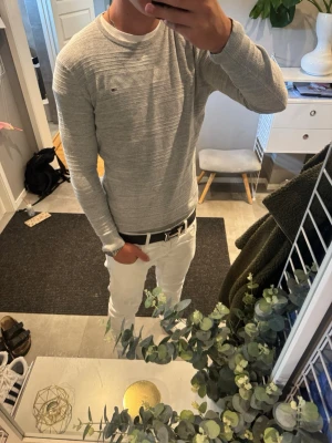 Ljusgrå stickad tröja - Snygg ljusgrå stickad tröja från hillfigger, storlek s passar bra på dig runt 180cm och 65kg