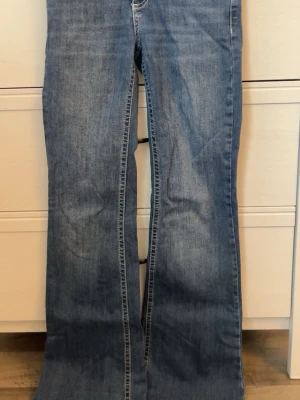 Mörk blåa jeans  - Mörk blåa jeans från Nelly säljs för att jag inte använder, använda några gånger, inga defekter. 