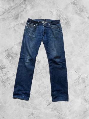 Selvedge A.P.C. Jeans - Riktigt snygga selvedge jeans från A.P.C i mörkblå denim (W32, L32) med coola fades och worn känsla. Ger riktiga archive/vintage vibbar. Skön passform och sitter riktigt bra på (straight fit). Modellen är 180 och väger 74 kg. Säljer för 1199kr