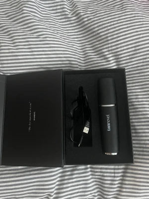 Tanrevel portabel brun utan sol-enhet - Säljer en brun utan sol-enhet från Tanrevel. Kommer i originalförpackning med USB-laddningskabel. Enheten har en elegant matt finish med silverdetaljer och är perfekt för enkel applicering av brun utan sol hemma.