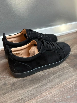Svarta sneakers med röd sula - Helsvarta Loubs i storlek 42. Använda ett par gånger. Allt på bilden ingår + vinted certifikat som jag kan skicka bild på, och pris kan diskuteras. Bara att skriva för frågor eller fler bilder.