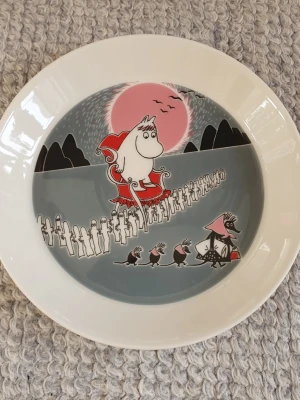 Mumin tallrik Flytten  - Felfri tallrik med etikett kvar. Säljer fler Mumin så kika gärna på mina övriga annonser också. Packar mycket noggrant. 
