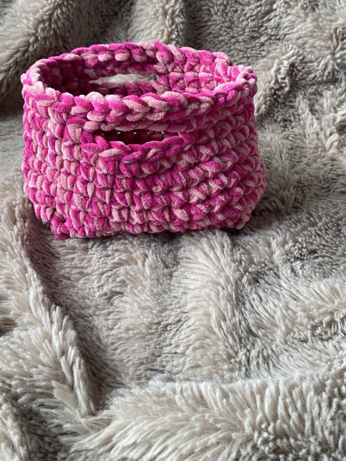 Handvirkad rosa liten ”korg”
