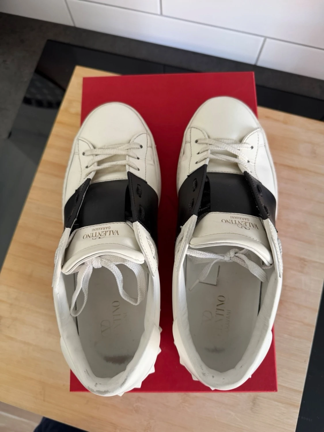 Vita sneakers med svart detalj - 2
