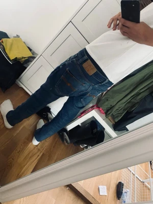 Nudie jeans  slim fit - Kom till mig om ni vill köpa ni kan pruta om ni vill Säljer ett par mörkblå slim fit jeans med klassisk femficksdesign och snygga slitningar. Jeansen har normal midja och smal passform hela vägen ner. Perfekta till vardags och passar till det mesta i garderoben.