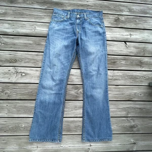 Vintage Levis 507!  - Tja säljer dessa feta Levis 507 som är en relaxed bootcut model i storlek 31/32 tror jag! Topp skick! 