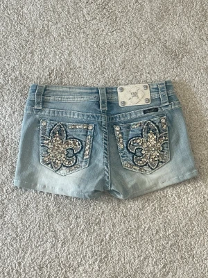Lågmidjade Miss Me jeansshorts - Säljer ett par lågmidjade ljusblå Miss Me jeansshort i storlek M. Midjemått: ca 77 cm Priset kan diskuteras och skriv gärna vid frågor 💗