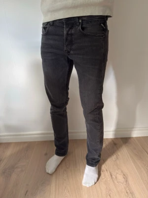Replay jeans - Säljer ett par feta Replay grover jeans. Väldigt bra skick, storlek W29, L32. Nypris ligger runt 2000kr, mitt pris 499kr. Modellen är 183cm o 68kg. Hör gärna av er vid funderingar eller bud!