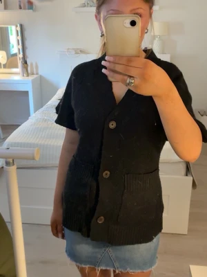 BLÅ JEANSKJOL - blå jeans kjol ifrån gina men har kjol hålen/slitningarna själv, jätte söt verkligen men får inte plats i min garderob längre 