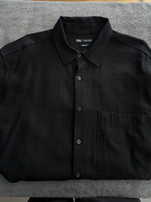 Zara Skjorta Relaxed Fit  - Skjorta i relaxed fit från Zara. Helt oanvänd. Nypris 559kr