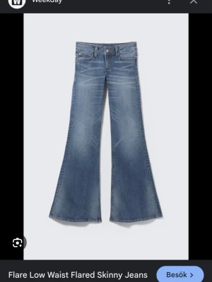 Blå jeans weekday - Flare low cheap monday jeans. Aldrig använda. Storlek 28/30. Skriv för fler bilder❤️