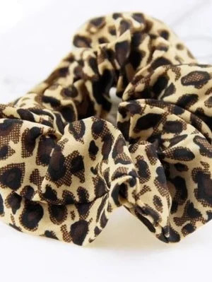 Leopardmönstrad scrunchie - Säljer en scrunchie med leopardmönster i beige, brunt och svart. Hårsnodden är gjord i ett mjukt tyg som ger volym och håller håret på plats. Perfekt accessoar för dig som vill addera lite extra attityd till din look. 29kr/st , helt ny . Finns fler kvar . Samma frakt 