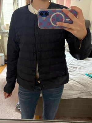Supersnygg jacka - Snygg jacka från uniqlo som passar till sommar,vår och även hösten!! Älskar denna jackan men tyvärr börjar den bli för liten, annars hade jag lätt haft kvar den🥹🫶🏼💗