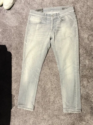Dondup Jeans gråa modell george - Dondup jeans gråa modell george. Nypris ca 3-4 tusen. Använd fåtal gånger. Storlek 32. Bild på två olika mått.