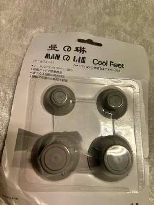 Cool Feet laptopstöd - Säljer ett set med fyra gråa Cool Feet laptopstöd som fästs under din laptop för bättre luftcirkulation och ergonomi. Tillverkade i plast och silikon, enkla att montera och ta bort. Perfekt för att höja din dator i tre olika nivåer.