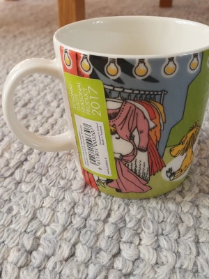 Muminmugg Sommarteater Mumin  - Utgången felfri mugg med etikett kvar. Packar mycket bra. 
