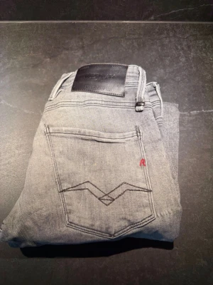 Grå slim fit jeans Replay Anbass - Hejsan! Säljer ni dessa riktigt feta jeans från reaplay! Den passar typ w29! Dem är inte använda så mycket så mycket bra skick! Hör av er om ni har frågor!