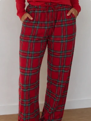 Nya Röda rutiga pyjamasbyxor strl M Hunkemöller Möller  - Mysiga pyjamasbyxor i rött med klassiskt rutigt mönster i grönt, vitt och svart. Byxorna har resår och dragsko i midjan samt raka ben. Perfekta för chillkvällar hemma.