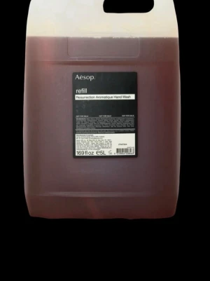Aesop Resurrection Aromatique Handwash Refill  - Jag har en större refillförpackning av Aesop Resurrection Aromatique Hand Wash, 5 liter avsedd för hotellverksamhet etc. Därför säljer jag refill på plastflaskor avs. denna exklusiva handtvål som aldrig har nedsatt pris, vilket gör att det räcker att köpa en ny ifrån Lyko för 450 kr (om du vill ha själva flaskan som du sen enkelt kan fylla på själv). Refill flaskan kommer inkl pump och kan även användas fristående om man bara vill komma åt själva tvålen billigt för nästan halva priset. 