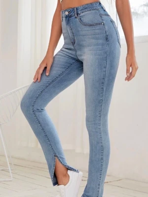 Jeans med slits  - Knappt använda, mycket fint skick. 