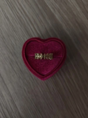 Guldfärgad ring med kronform - Kronform ring i storlek 18,1mm, guldfärgad.