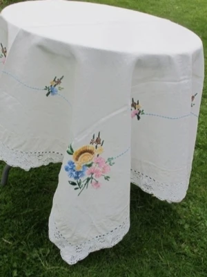 Handbroderad vacker vit Duk Kaffeduk Linneduk Blommor Spets 137x 132 Vintage - En mycket vacker och somrig vit antik/vintage handbroderad duk / kaffeduk / linneduk med fint broderi i form av blommor i fina kulörer, samt vacker spetskant. Mått: 137x 132 cm. Inga defekter - se bilder för egen bedömning. Så fin och somrig på bordet.
