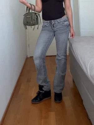 Grå low waist jeans - Säljer ett par grå bootcut-jeans med låg midja från Gina. Storlek 158 cm; passar storlek XS–S. Utmärkt skick. 🤍 #stockholmstyle #stockholmstil #lowwaist #lowwaistjeans #bootcut #bootcutjeans #flare #flarejeans #2000s 🌟