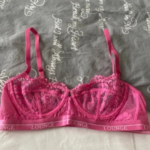 lounge bralette - Endast provat! Storlek 70B  Säljer då jag beställde fel storlek. Köpt för 500kr.. kan gå ner i pris vid snabb affär!! 