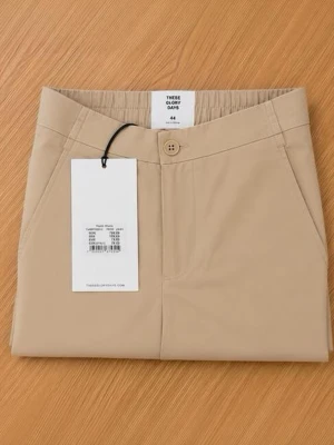 Beige chinosshorts med fickor helt ny med etikett - Snygga beige shorts med normal passform och klassisk midja. Shortsen har sidofickor och stängs med knapp och dragkedja. Perfekta för varma dagar och enkla att matcha med olika stilar. Helt ny, ordinariepris: 800 kr.