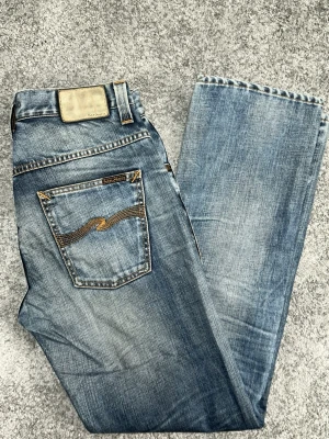 Nudie Jeans Hank Rey !DISCONTINUED! - Säljer ett par selvedge jeans från Nudie, modellen Hank Rey (produktionen av dessa har upphört). Jeansen har en fläck vid vaderna som syns knappt, annars väldigt bra skick. Kontakta gärna vid intresse🙌