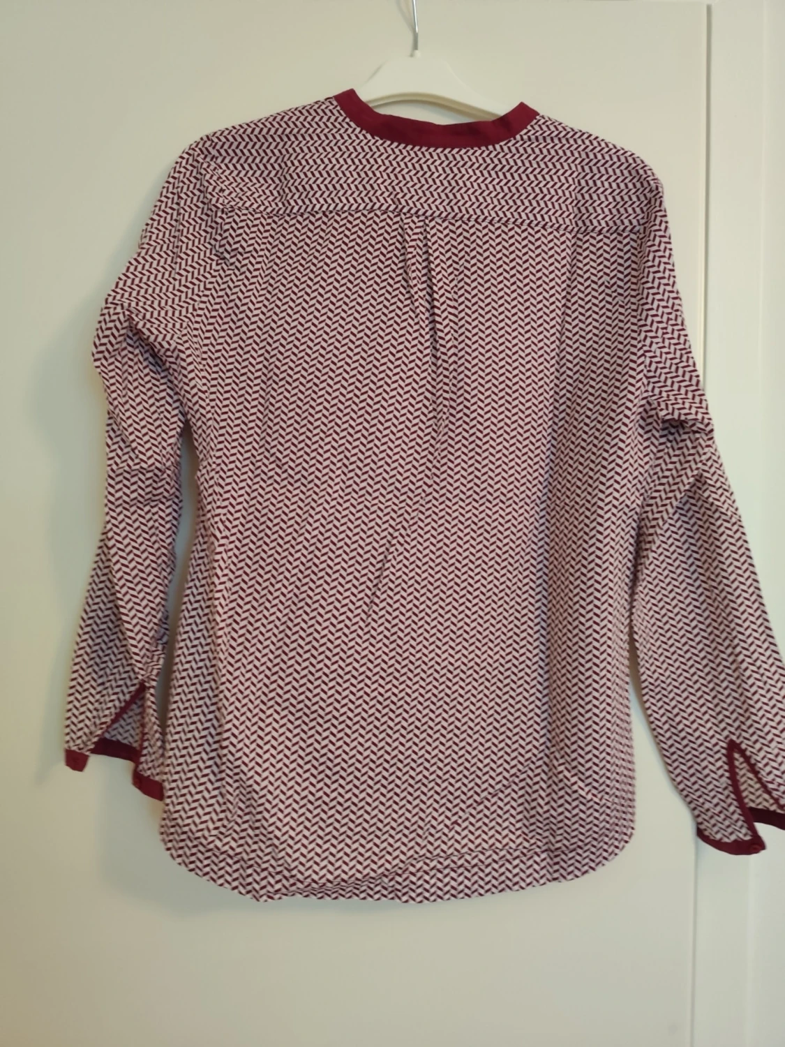 Mönstrad blus med vinröda detaljer - 2