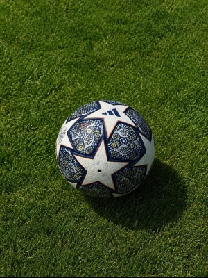 Säljer en Adidas UEFA Champions League-fotboll i bra använt skick.  - Säljer en Adidas fotboll med snyggt blått och vitt stjärnmönster och detaljer i orange. Bollen har en klassisk rund form och är tillverkad i slitstarkt syntetmaterial, perfekt för både träning och match på gräsplan.