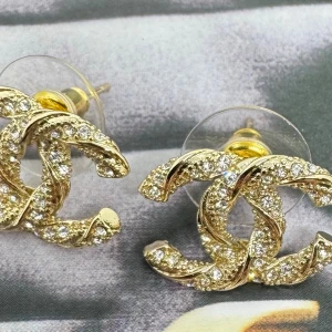 Super super super fina CC logo örhängen  - Hög kvalitet, handgjorda logo örhängen ungefär 3X3 cm – varje detalj utstrålar en känsla av exklusiv elegans. Örhängena är tillverkade i allergivänliga material och har stift i 925 sterlingsilver, vilket gör dem bekväma och skonsamma att bära.  Designen är mer arbetad och detaljrik – lyxig men samtidigt elegant – perfekt för dig som uppskattar smycken med både finess och karaktär.  Levereras med en svart presentask och en presentpåse för en fulländad känsla.