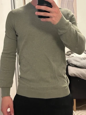 Olivgrön stickad tröja John Henric  - Bra skick använd ett par gånger. Normal o storlek.