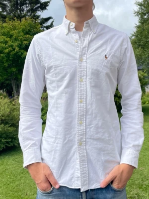 Ralph lauren skjorta - Vit Raffe skjorta!👔 stolek S! Härlig passform! Riktigt fint skick! Hör av er vid minst lilla fundering! Priset sitter ej fastspikat vid snabb affär! 