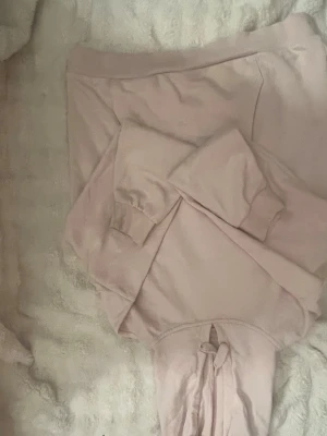 Ljusrosa hoodie från Gina Tricot - Säljer en ljusrosa hoodie från Gina Tricot i storlek XS/S. Hoodien har klassisk huva med dragsko och ribbade muddar vid ärmar och nederkant. Perfekt för en chill och avslappnad stil. Materialet är mjukt och skönt mot huden.
