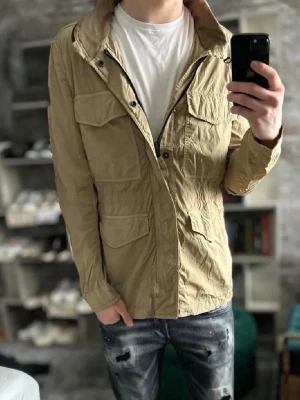 Boss field jacka  - Säljer denna riktigt snygga och stilrena field jacket från boss! Jackan är i utmärkt skick med inga tecken på slitage eller några defekter! Skick: 9/10, en perfekt jacka nu inför sommarkvällar eller även inför hösten!!! Slå gärna en pling ifall man undrar något 🙌