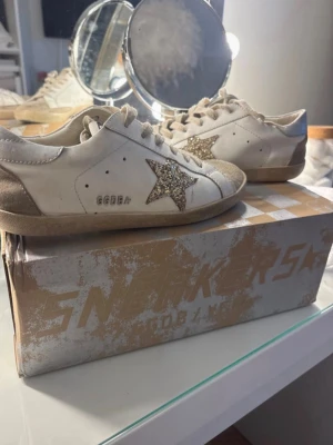 Golden goose skor  - Snygga skor från golden goose i stl 38, dessa köpte jag här på Plick helt nya för 4000! Kvitto finns, använda men i fint skick. Tillbehör medföljer och skorna tvättas av innan dem skickas💕😚