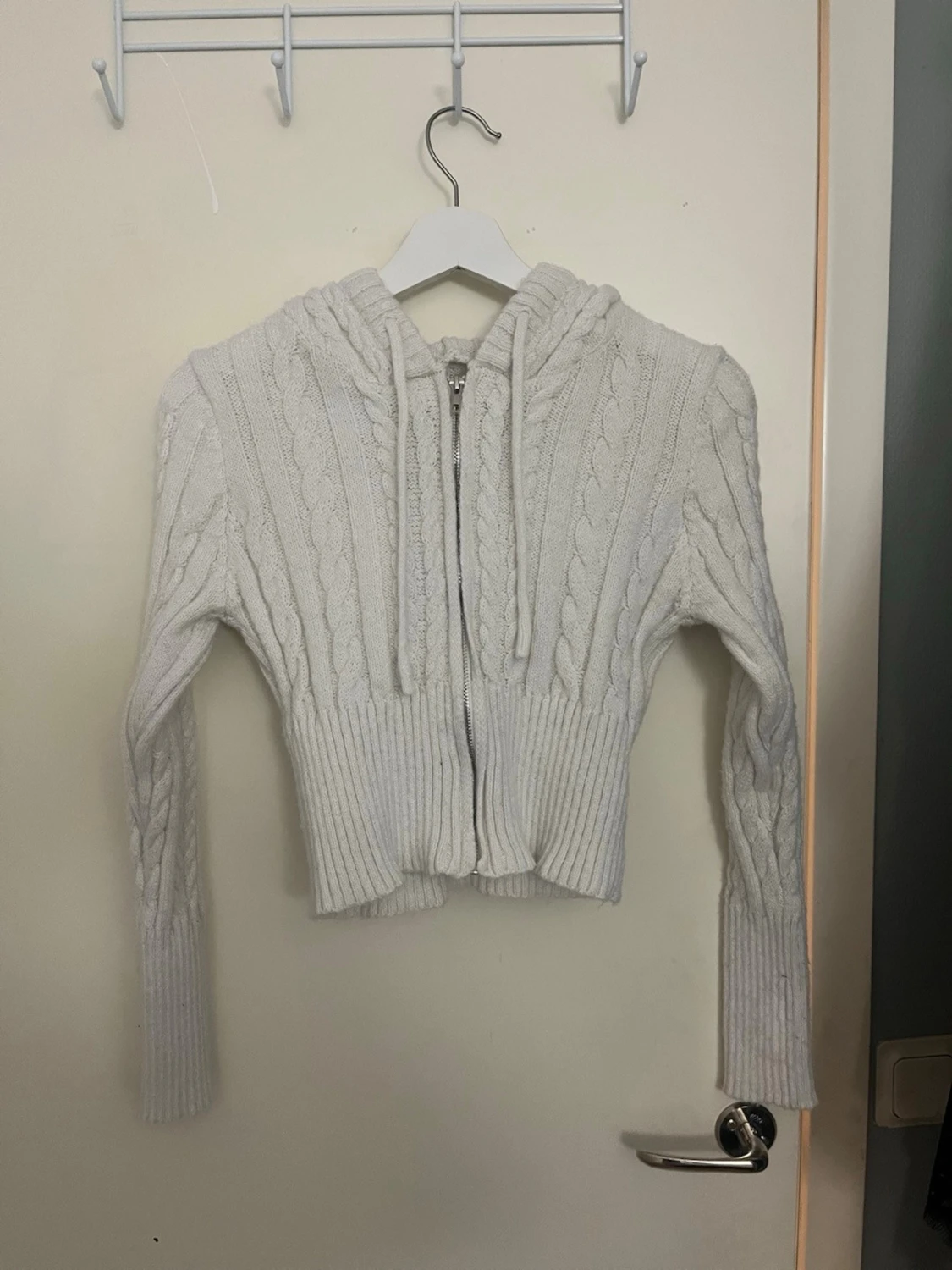 Croppad stickad hoodie