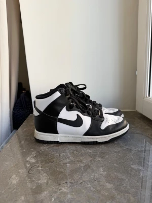 Nike Dunk High svartvita sneakers -  Nike Dunk High sneakers i svart och vitt. 