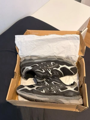 Asics skor - Snygga svarta skor  från asics i storlek 42,5 de är ändå lite slitna osånt trådar som sticker ut men annars jätte fina 