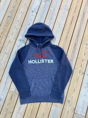 Hollister hoodie  - Säljer denna Hollister hoodie i mycket bra skick. Storlek S. Passar perfekt för dig som är mellan 170-175! Hör av er vid frågor eller minsta fundering 🙌  Längd: 64 cm  Bred: 50,5 cm  Ärm: 70,5  cm